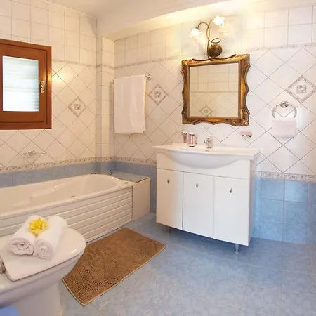 Karavisianikos Faros Villa *