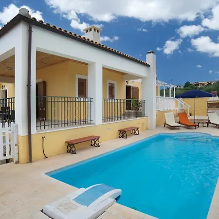 Karavisianikos Faros Villa *